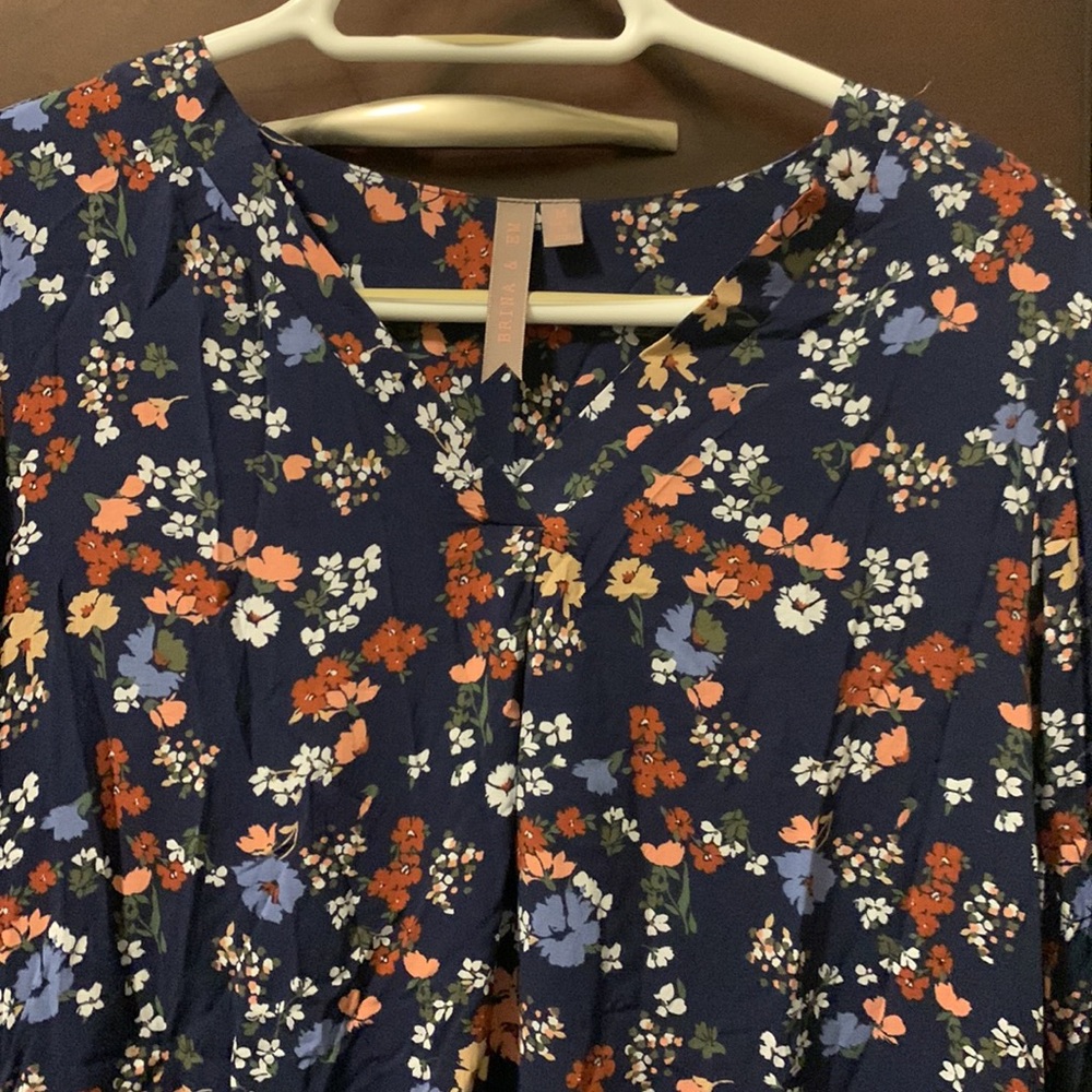 Brina & Em Lemmy v-neck top - Picture 5 of 10